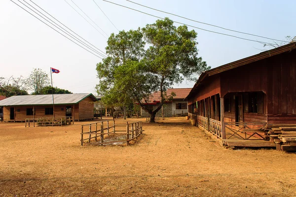 Pakse yakınlarındaki Laos 'ta okul binası