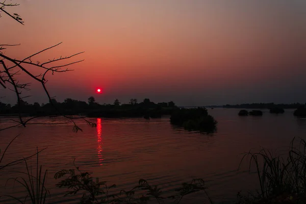 Mekong Deltası 'ndaki Don Det adasının yakınındaki Mekong Nehri üzerinde gün batımı.
