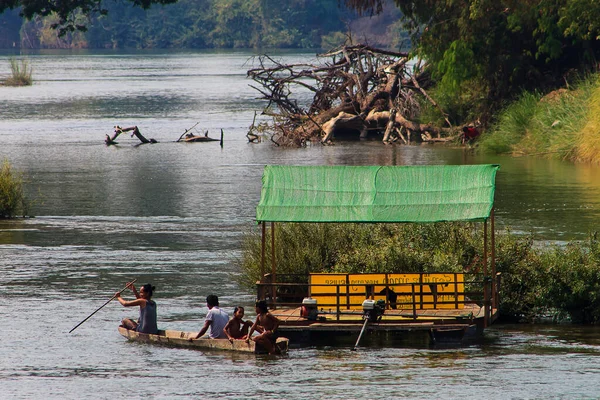 Mekong Delta 'da evi ve teknesi olan Lao insanları, Don Dedektif Laos.