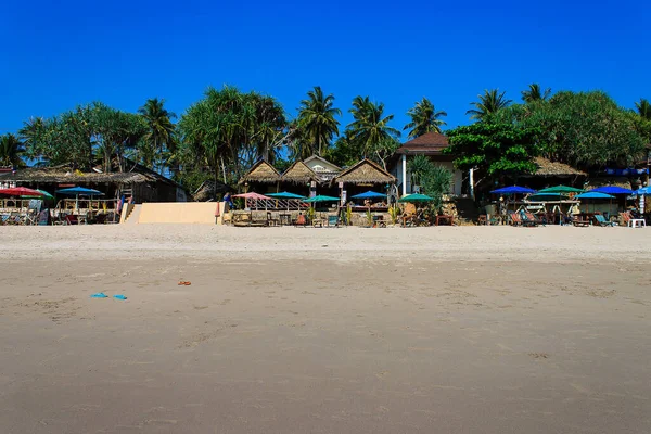 Palm Fák és strand Ko Lanta, Koh Lanta, Krabi, Thaiföld — Stock Fotó
