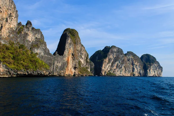 Ko Lanta-Tayland yakınlarındaki Andaman Denizi 'nde büyük kayalar.