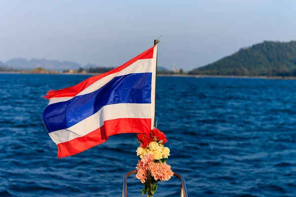 Thai Flag på båd i Andaman havet nær Koh Lanta - Stock-foto