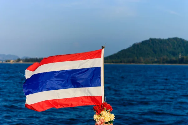 Ko Lanta yakınlarındaki Andaman Denizi 'nde teknede Tayland Bayrağı.