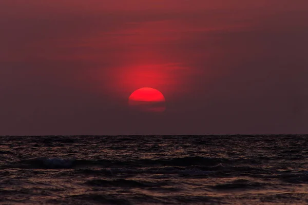 Удивительно красивый широкий оранжевый закат в Таиланде Пляж острова Ланта, солнце, море, камни, небо — стоковое фото