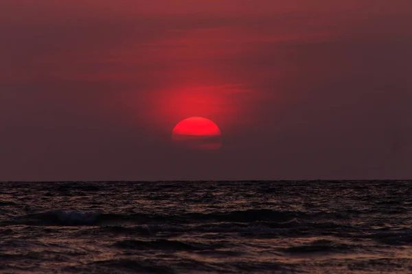 Tayland 'da, Ko Lanta Adası Sahili' nde, güneş, deniz, taşlar, gökyüzünde inanılmaz geniş turuncu gün batımı.