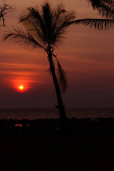 Erstaunlich schöne weite orange bunte Sonnenuntergang in Thailand Ko Lanta Island — Stockfoto