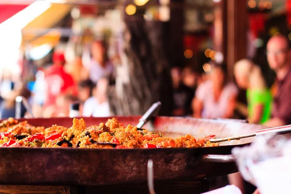 Bangkok - Tayland 'daki Chatuchak hafta sonu pazarında büyük bir kızartma tavasında deniz ürünleri paella' sı.