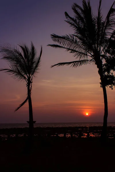 Tayland Ko Lanta Adası 'nda inanılmaz güzel, geniş turuncu renkli gün batımı.