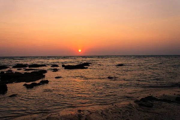 Tayland Ko Lanta Adası 'nda inanılmaz güzel, geniş turuncu renkli gün batımı.