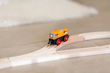 Bulanık bir geçmişi olan tahta bir oyuncak tren.