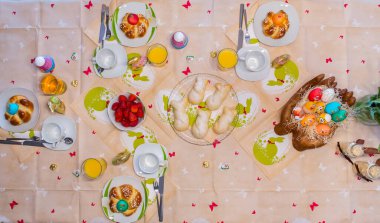 Paskalya yumurtası, paskalya pastası, tatil hazırlığı. Kahvaltı için geleneksel Paskalya Yemeği