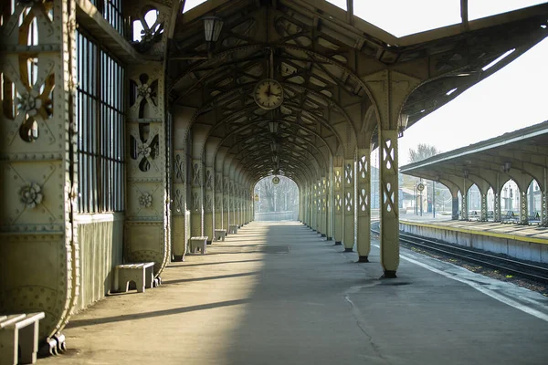 Vitebsk tren istasyonundaki platformda. Saint Petersburg, Rusya.