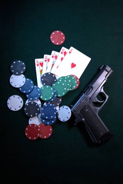 Poker, kartlar, silahlar, rulet, kumarhane