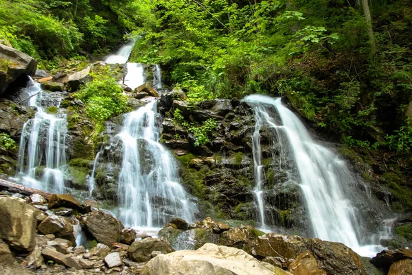 Taşların arasında akan su.