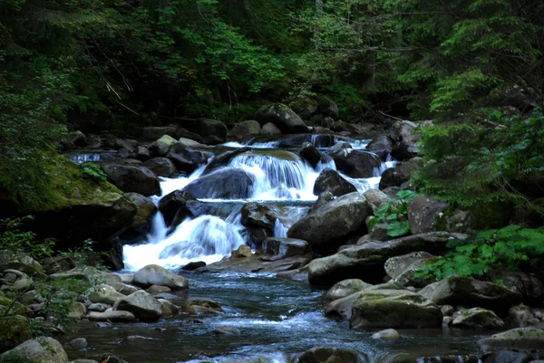 Taşların arasında akan su.
