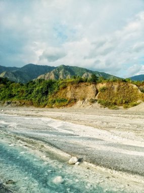 Bhutan tepeleri ve küçük nehir manzarası.
