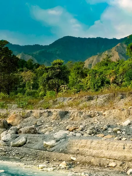 Butan tepelerinin manzarası ve taşları.