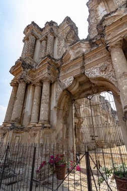 Antigua 'nın Guatemala şehir mimarisi ve insanları