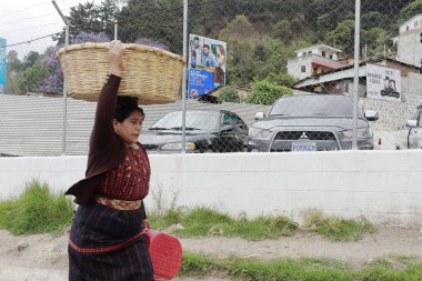 Panajachel manzarası, Guatemala 'dan insanlar, göller ve dağlar