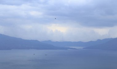 Panajachel manzarası, Guatemala 'dan insanlar, göller ve dağlar