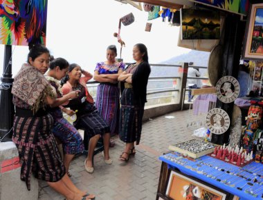 Panajachel manzarası, Guatemala 'dan insanlar, göller ve dağlar