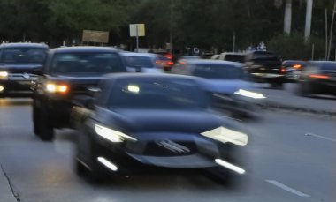 Sunset Drive Miami 'de arabalar, gece limitleri, kuşlar, güneş kremi