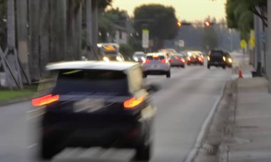 Sunset Drive Miami 'de arabalar, gece limitleri, kuşlar, güneş kremi