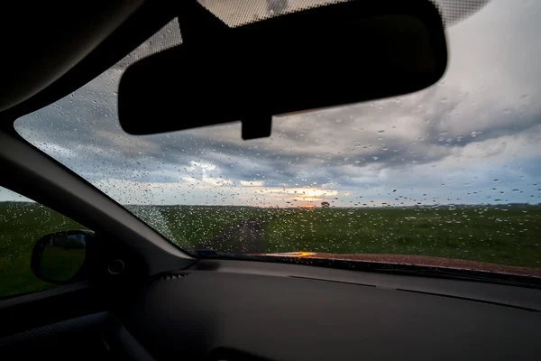 Naplemente, a háttérben a viharfelhők. Esős Időjárás. — Stock Fotó