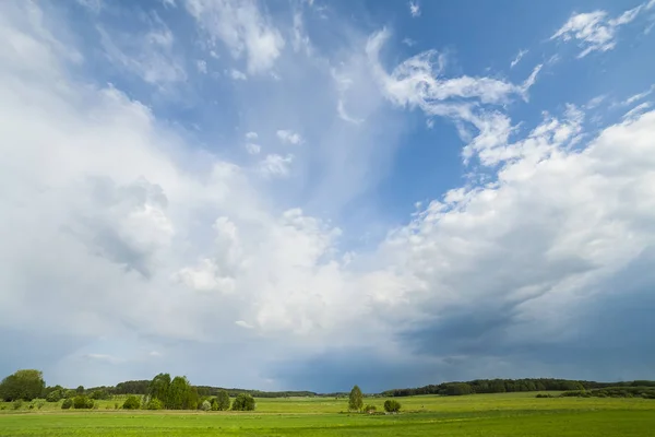 Mezőgazdasági táj, a felhők a láthatáron, a szöveg tér. — Stock Fotó