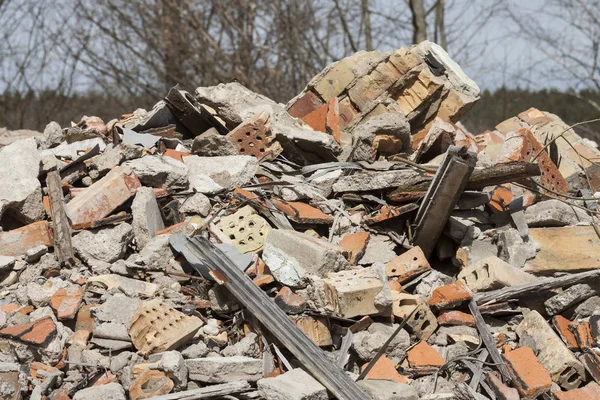 Broken bricks from the demolition of the building. — Stock Photo, Image