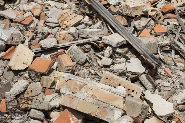 Ladrillos rotos de la demolición del edificio . —  Fotos de Stock