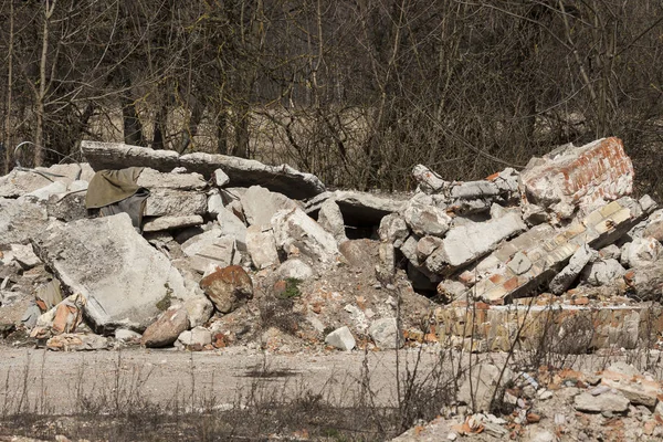 Kırık tuğla bina yıkılması.