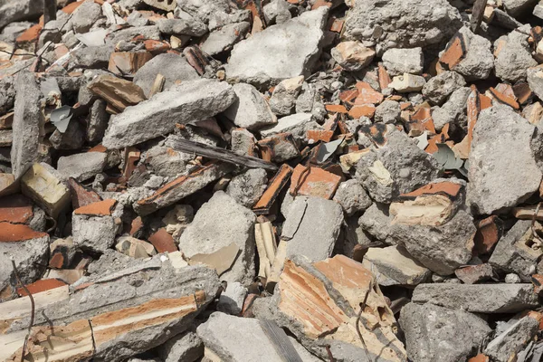 Broken bricks from the demolition of the building. — Stock Photo, Image