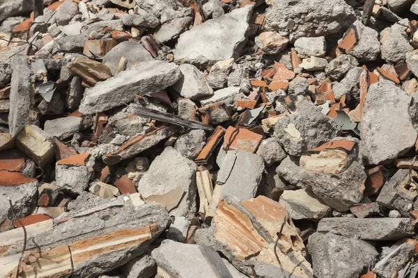 Ladrillos rotos de la demolición del edificio . —  Fotos de Stock