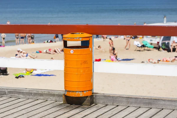 Trash bin near the beach. Littering the beach and the sea. — Stock Photo, Image