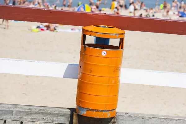 Trash bin near the beach. Littering the beach and the sea. — Stock Photo, Image