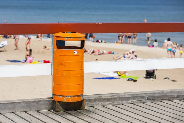 Trash bin near the beach. Littering the beach and the sea. — Stock Photo, Image