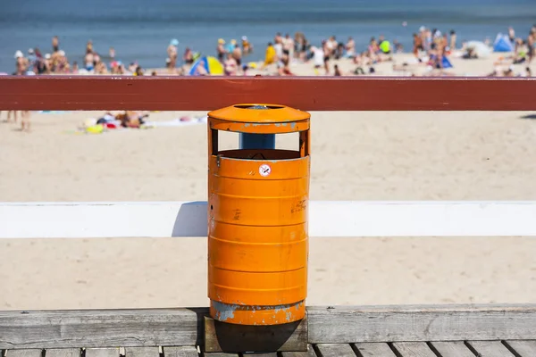 Trash bin near the beach. Littering the beach and the sea. — Stock Photo, Image