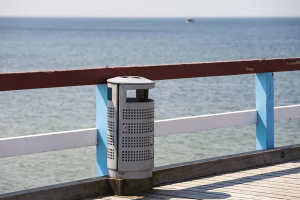 Prullenbak in de buurt van het strand. Rondslingeren het strand en de zee. — Stockfoto