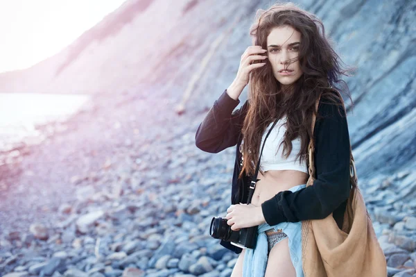 Girl in style of boho with a camera at sea — Stock Photo, Image