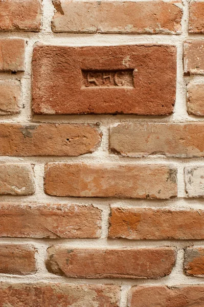 Tegel med en stämpel i väggen i loftstil — Stockfoto