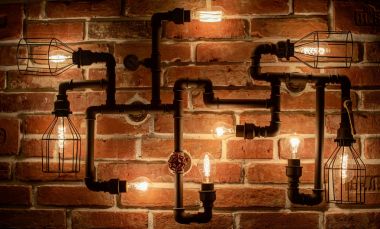Loft lamba Edison lambaları bir tuğla duvar arka planda