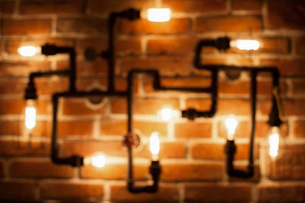 Лофт-лампа с лампами Эдисона в дефокусе — стоковое фото