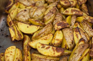 Patates. Baharat ile pişmiş patates dilimleri