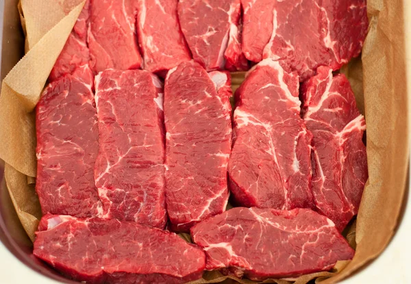 Carne cruda. Filetes picados de ternera de mármol en palet con servilleta —  Fotos de Stock