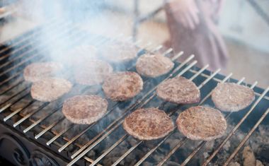 Beşamel sos için hamburger ızgara