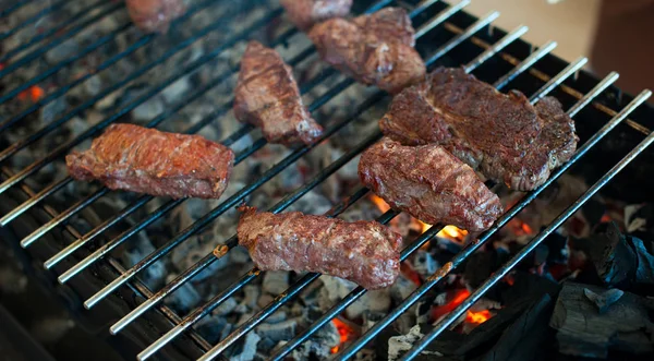 Šťavnaté steaky z mramorové telecí leží na gril gril — Stock fotografie