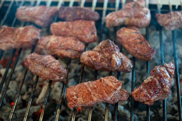 Steaks juteux de veau de marbre se trouvent sur le gril grill — Photo