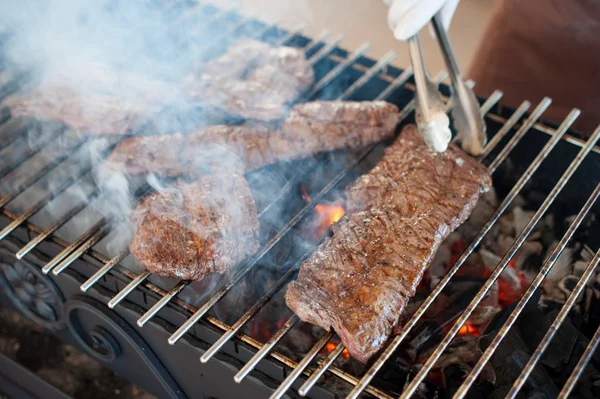 Kucharz pieczone steki z marmurkowym cielęciny na grill Kociołek — Zdjęcie stockowe