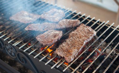 İştah açıcı biftek mermer Dana gelen bir ızgara yanmış